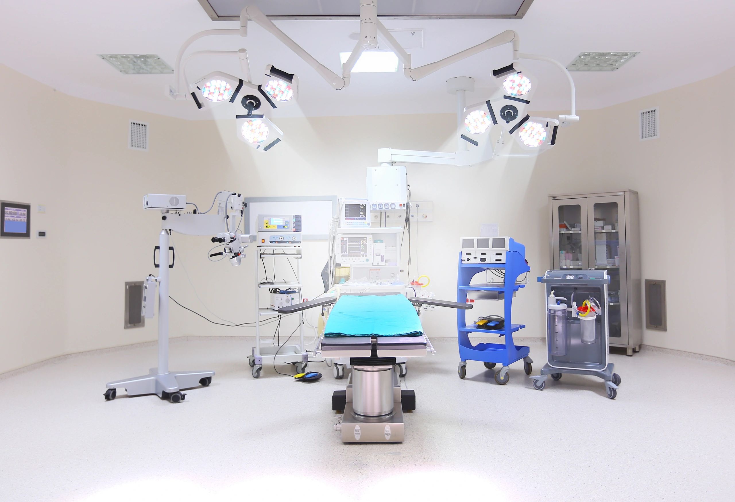 Profesyonel estetik cihaz kategorilerini temsil eden klinik ekipman alanı