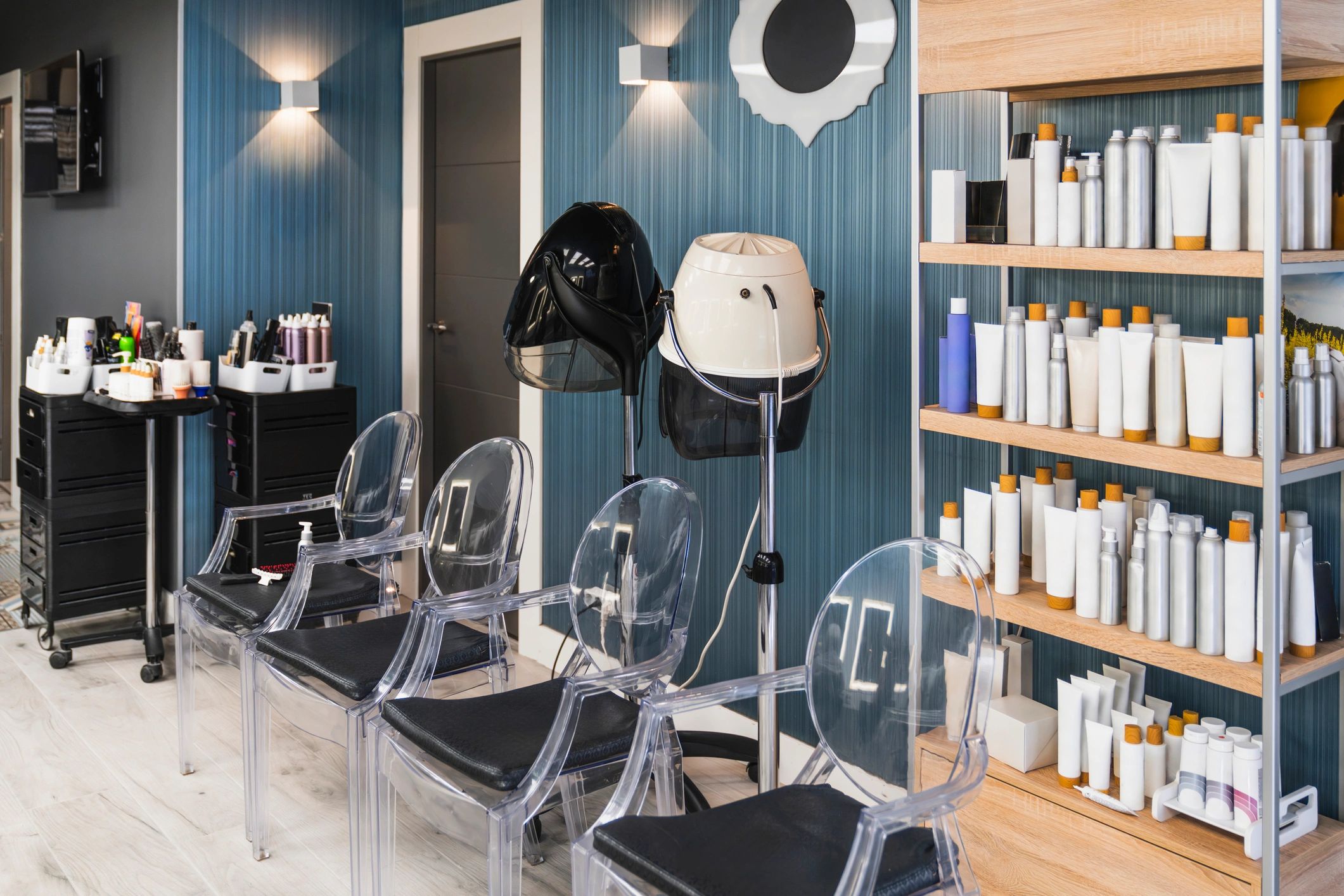 Profesyonel estetik cihaz kullanımını temsil eden modern klinik alan